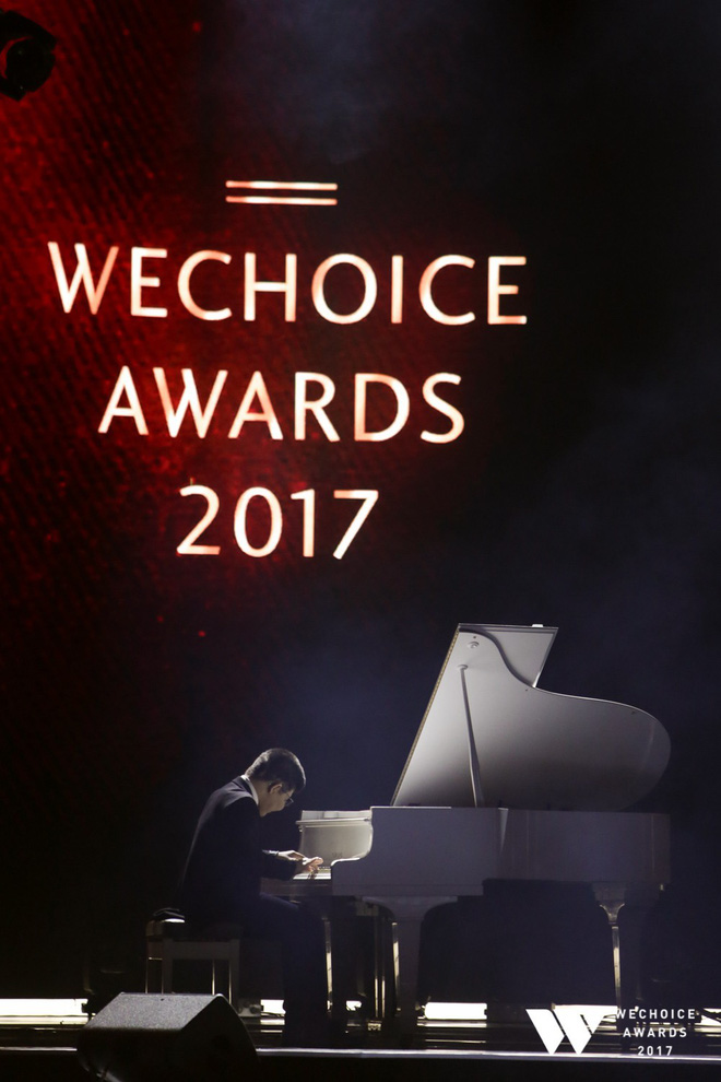 Bé Bôm đánh đàn, Sơn Tùng hát Remember Me - sân khấu xúc động đầu tiên của Gala WeChoice Awards 2017 lấy nước mắt hàng nghìn khán giả